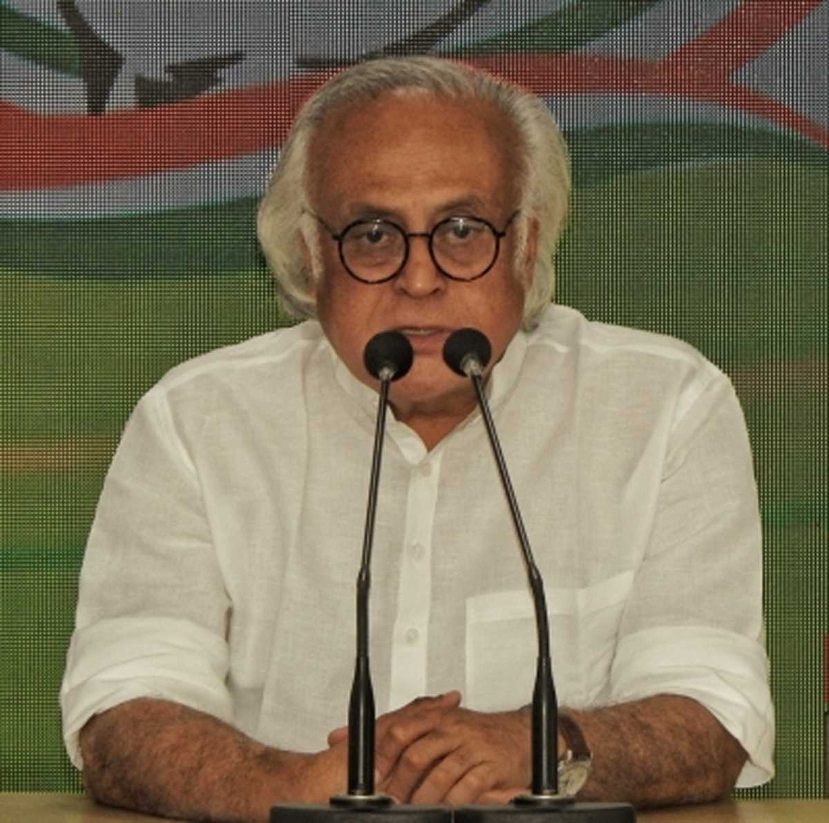 अडानी के डूबते शेयरों को बचाने के प्रयास में केंद्र : जयराम रमेश